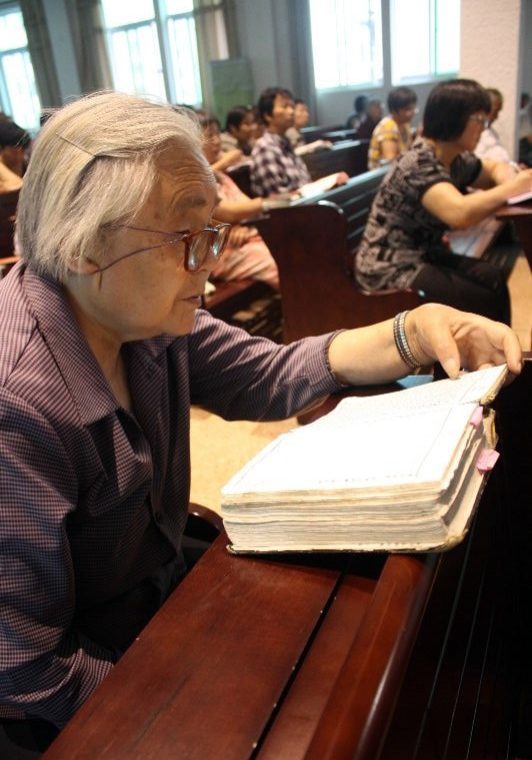 Ningbo - Mo Zhi Church - old lady rdg Bible-ed-min